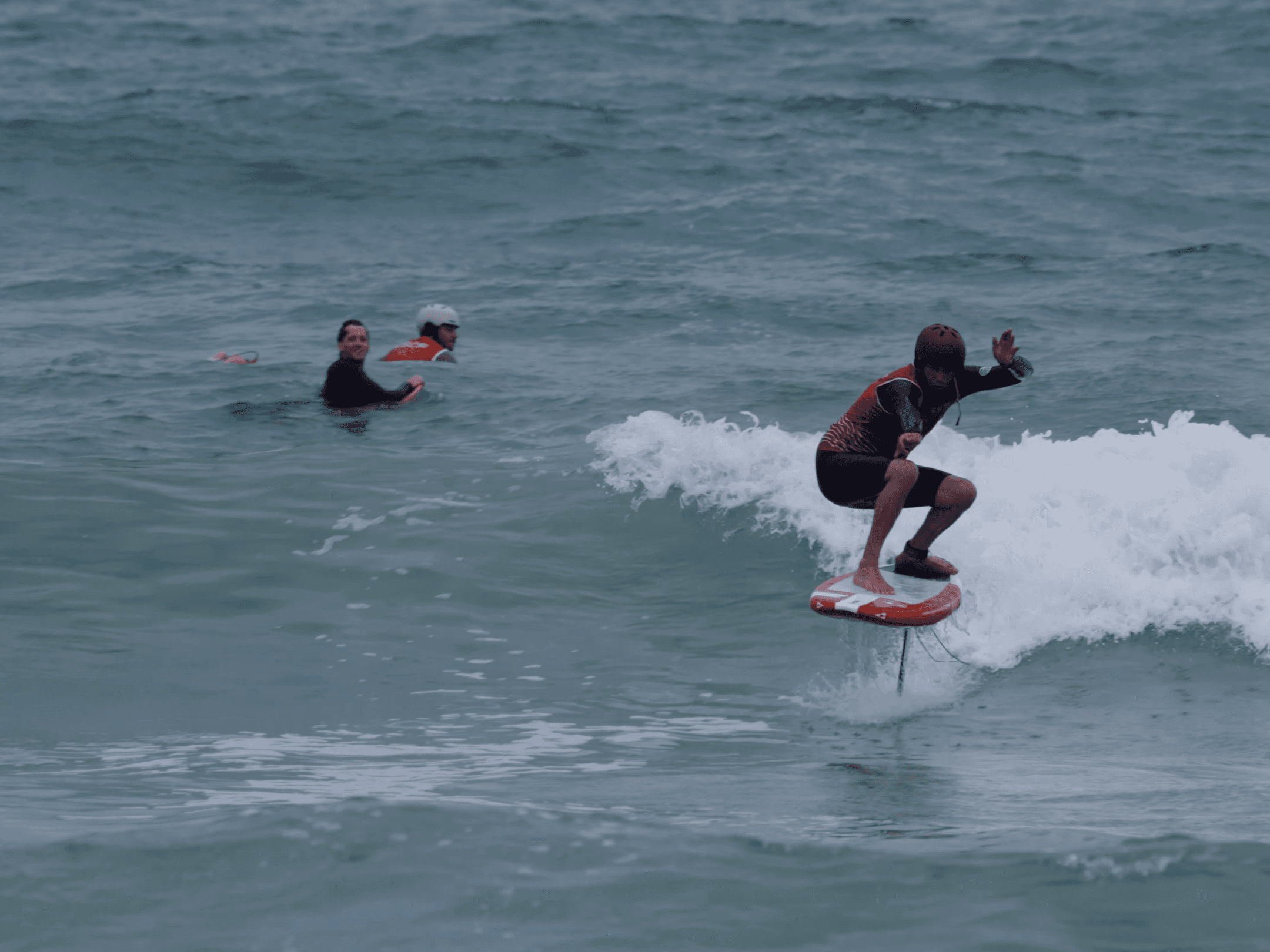 Surfeur découvrant le surf foil