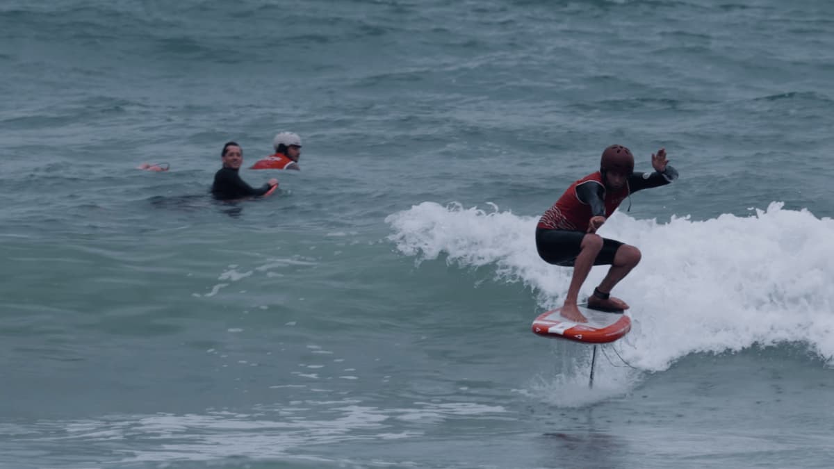 Surfeur découvrant le surf foil
