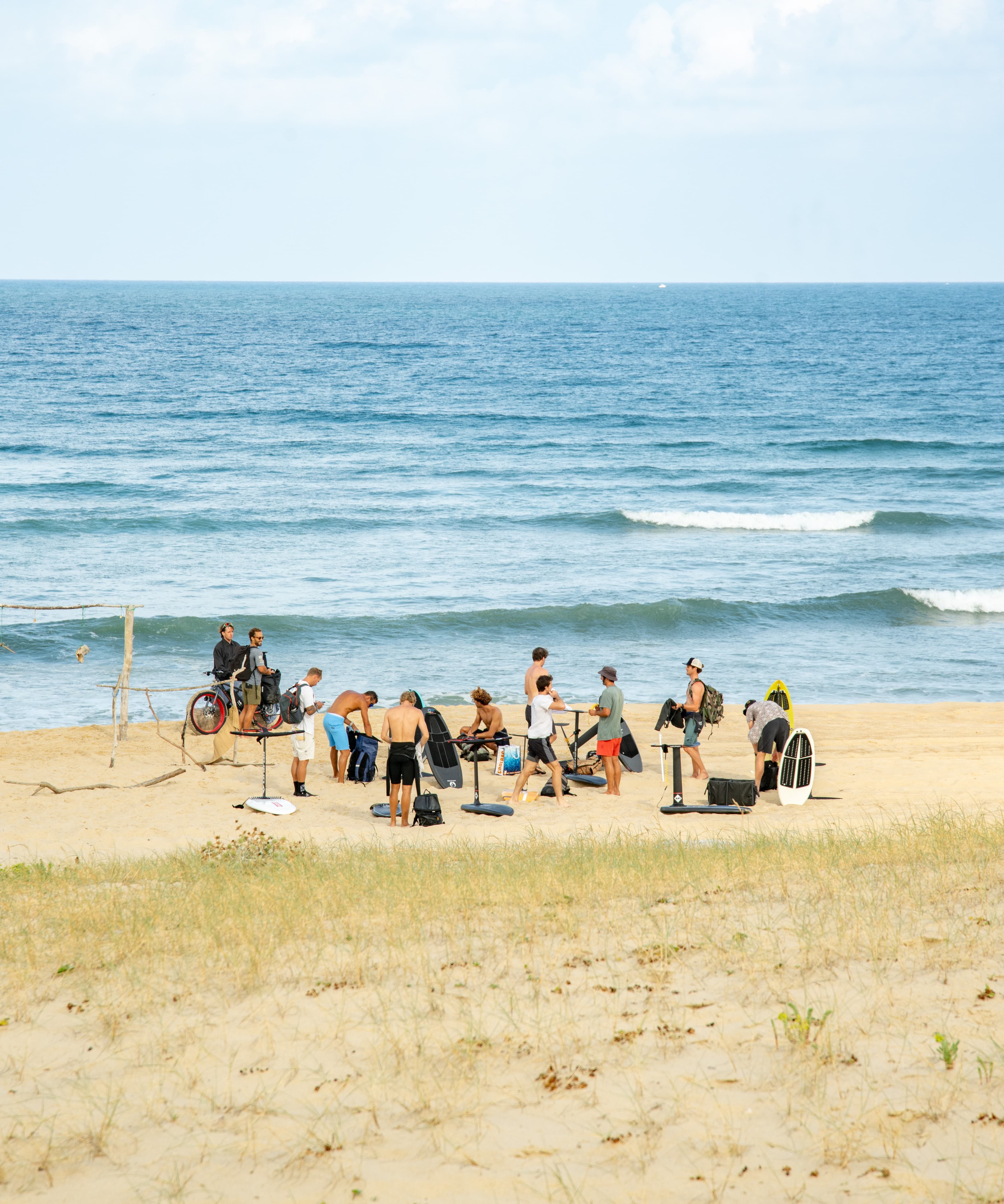 Groupe de surffoileurs prêts à se mettre à l'eau